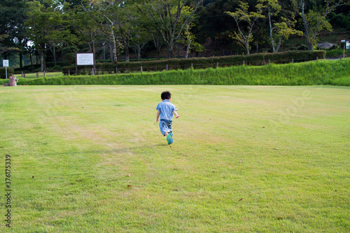 岐阜県の公園で遊ぶ日本人の幼稚園児