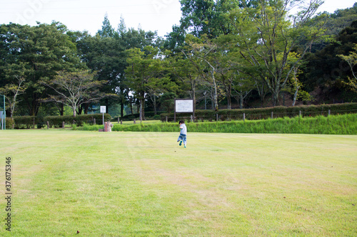 岐阜県の公園で遊ぶ日本人の幼稚園児