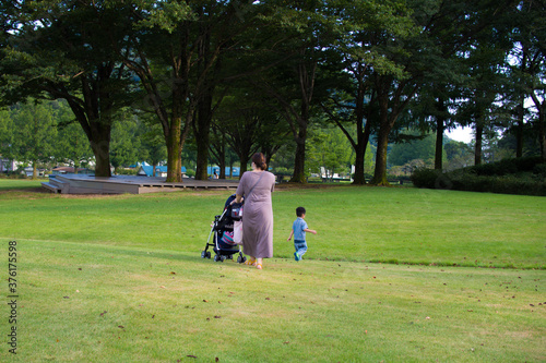 公園を散歩する日本人の親子