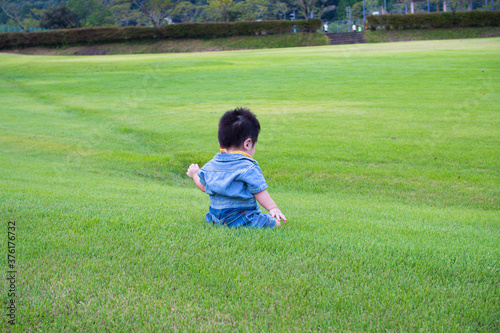 岐阜県の公園で遊ぶ日本人の赤ちゃん