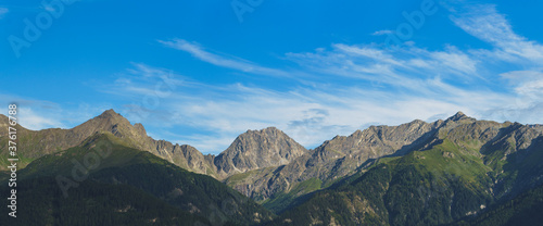 Bergkette der tiroler Alpen in   sterreich vor einem blauen leicht bew  lktem Himmel. Mit der Kuppkarlesspitze im Zentrum