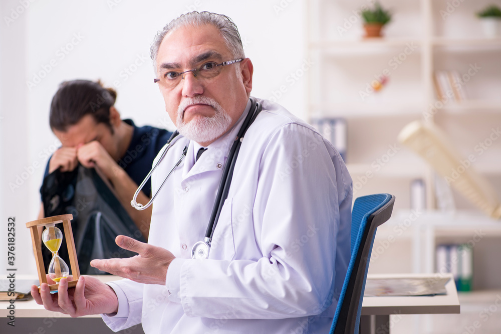 Male patient visiting doctor radiologist in time management conc Male patient visiting doctor radiologist in time management conc