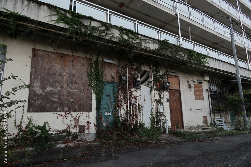 廃墟になった集合住宅 old abandoned apartment 廃墟になった集合住宅 old abandoned apartment