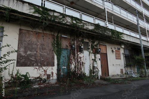 廃墟になった集合住宅　old abandoned apartment