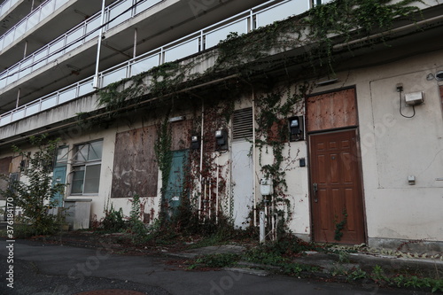 廃墟になった集合住宅　old abandoned apartment © kesuku
