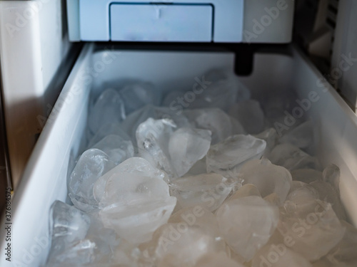 冷蔵庫の出来上がった氷