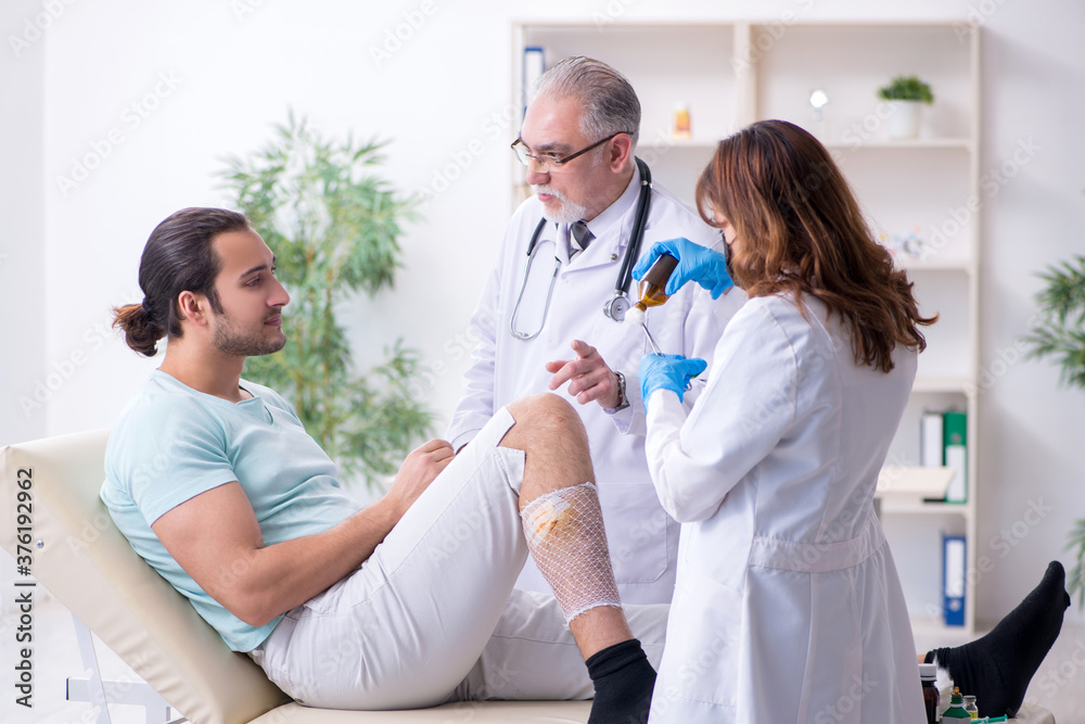 Obraz premium Young leg injured man in the hospital
