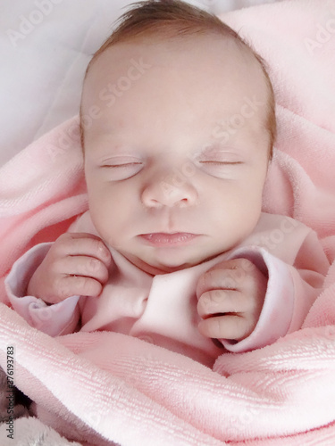 Śpiący noworodek zbliżenie twarz głowa buzia.  Niemowlę słodko śpi.  Portret kilka dni po urodzeniu. 
