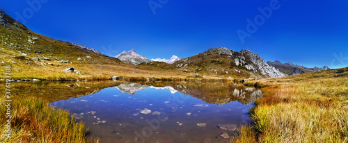 Tableau sur toile panorama scenery of the swiss alps. Lake at the top of grimsel p