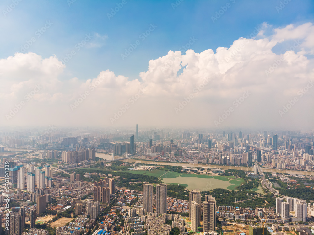 Obraz premium Summer city skyline scenery of Wuhan, Hubei, China