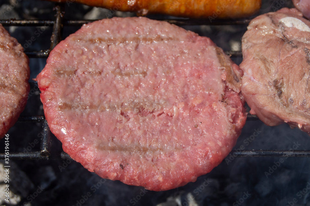 Filete de hamburguesa poco hecho a la barbacoa Filete de hamburguesa poco hecho a la barbacoa