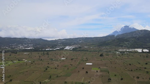 bajo un cielo celeste y blanco photo