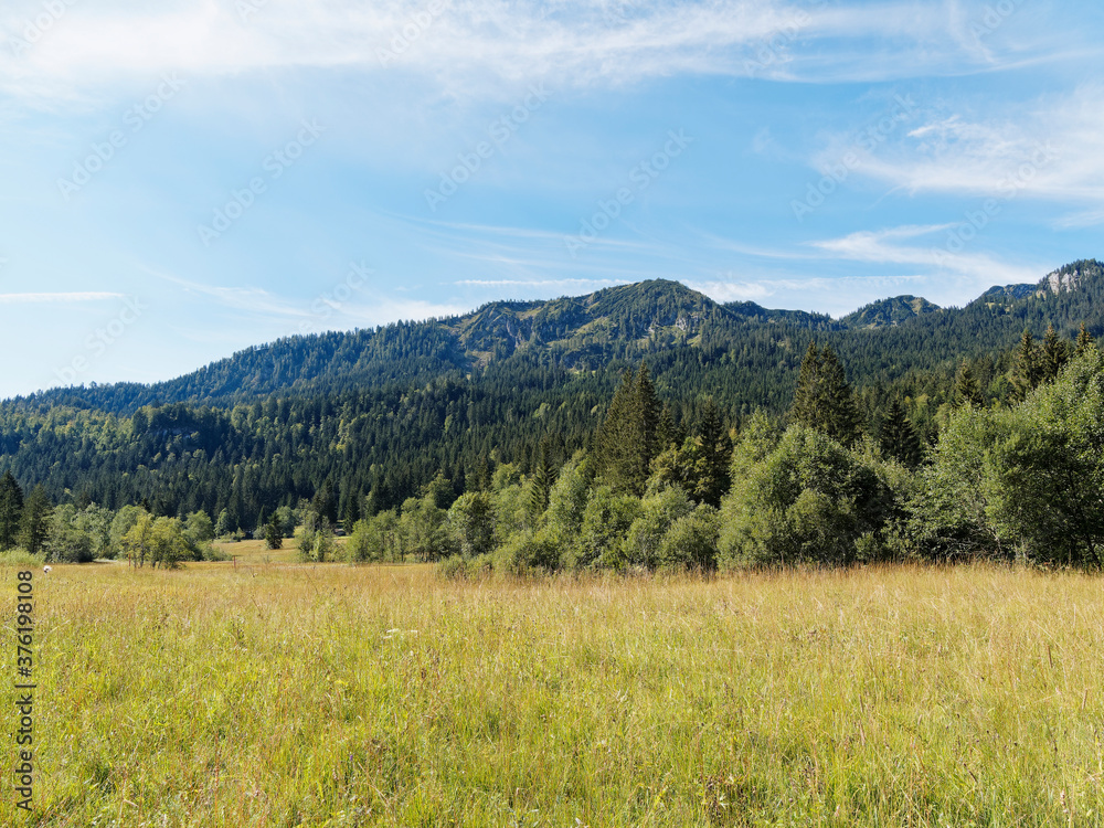 Bayerische Landschaft. Enterrottach zum Suttensee durch das idyllische Rottachtal. Tolle Ausblicke in die unberührte Natur und Mangfallgebirge