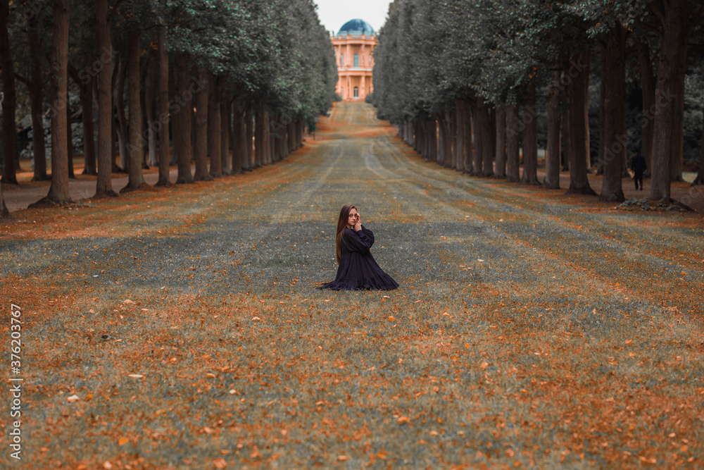 Fototapeta premium Frau im Kleid in Potsdam bei Berlin 2020
