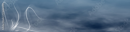 Hintergrund mit Wolken und hellen Schleifen