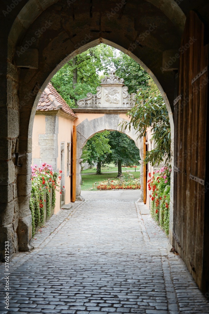 Obraz premium Rothenburg - Blick von der Herrngasse in den Burggarten