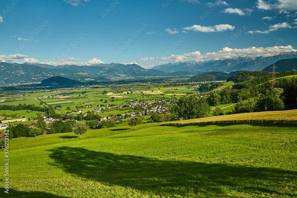 Berglandschaft in der Schweiz - grünes Weideland in Kanton St. Gallen