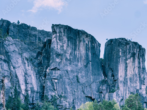 Unikalna formacja skalna zwana Gygrestolen w okolicy Bo w gminie Telemark w Norwegii © Dreamnordno