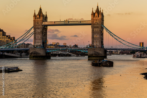 Photography the tower bridge in london at sunset