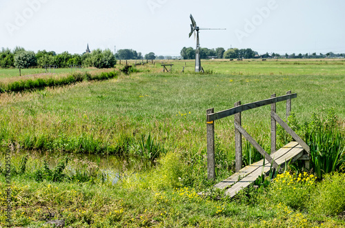 Photo Hiking trail through the polder near Schipluiden, the Netherlands with a narrow