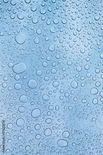 Wassertropfen auf einer Glasscheibe
