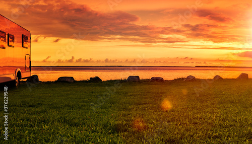 Wohnmobil am Strand bei Sonnenuntergang