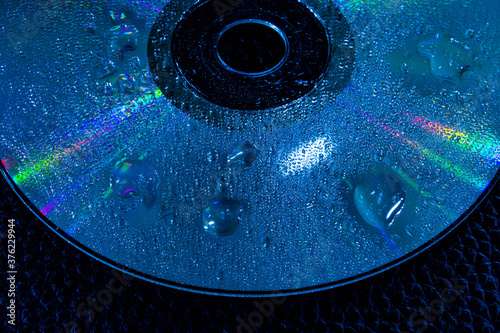 CD auf Ledermappe mit Wassertropfen 