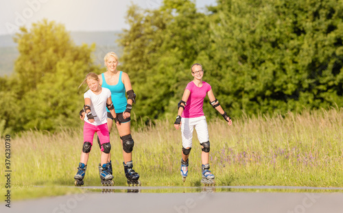 Photos Family rollerblade with skates on country lane