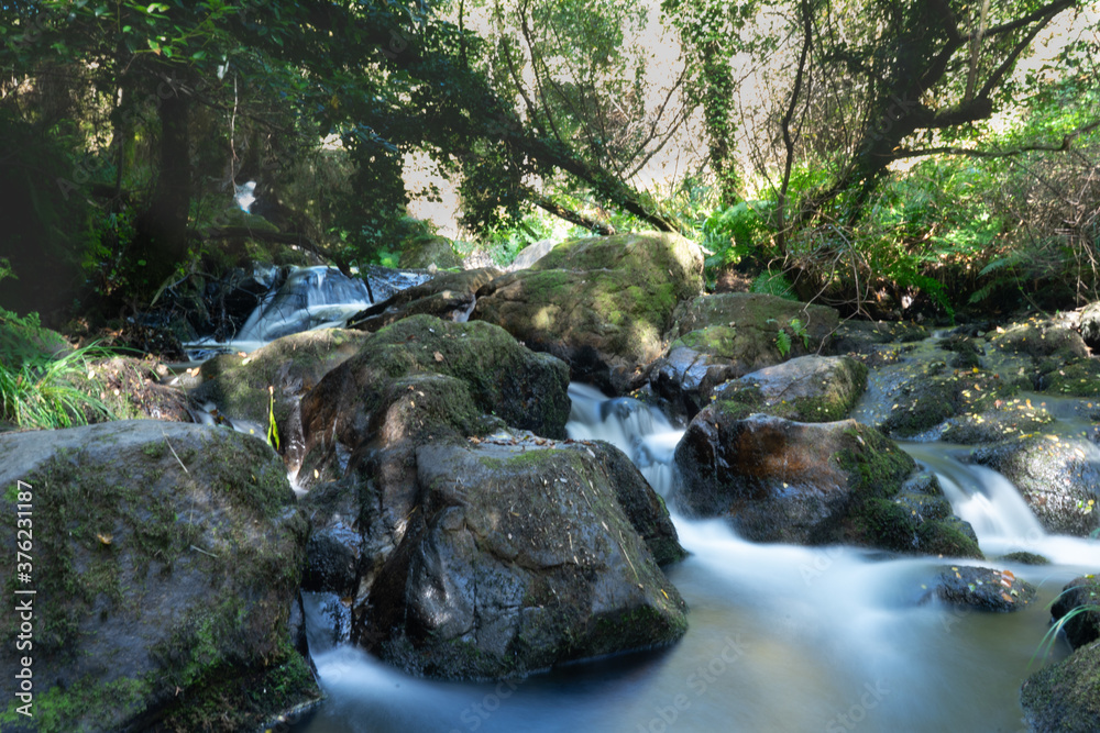 larga exposicion de una cascada larga exposicion de una cascada