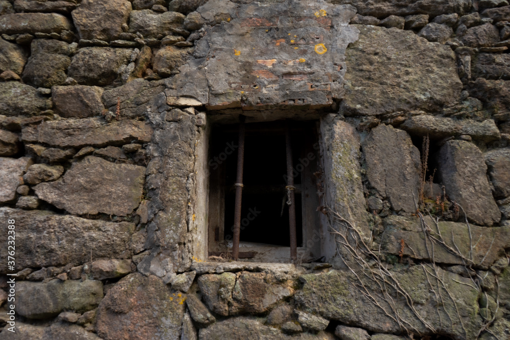 Una ventana antigua en mitad de la cuidad moderna Una ventana antigua en mitad de la cuidad moderna
