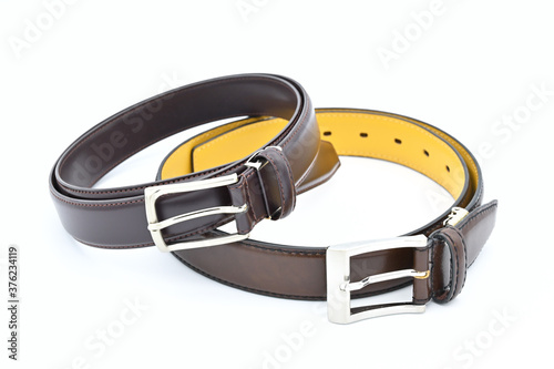 ブラウンの革ベルト２本を丸めて重ねる