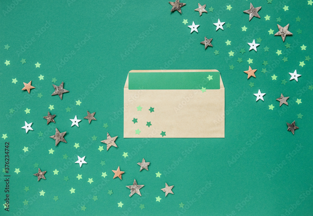 Sterne aus Rinde auf grünem Untergrund - Weihnachten - Umschlag, Briefumschlag, Freiraum