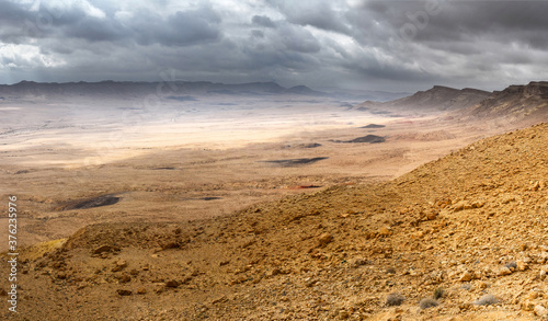 At the bottom of the Ramon crater, multi-shot panorama. © Oleksiy