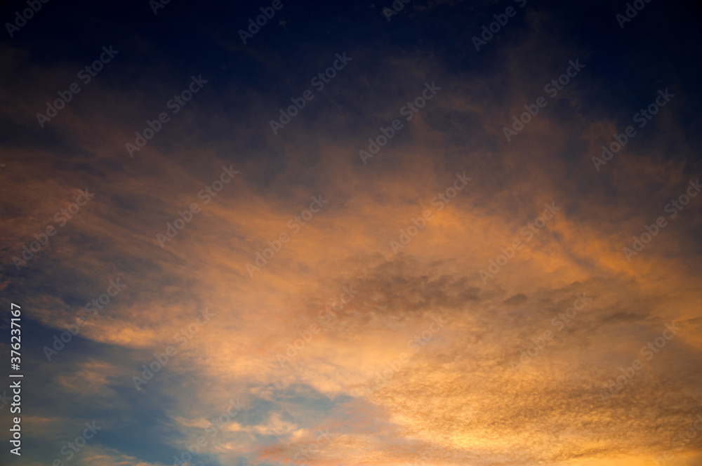 夕焼けに染まり輝く雲 巻積雲