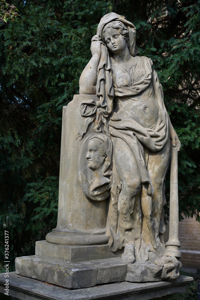 Alte Weibliche Grabskulptur und männliches Porträt auf dem Bornstedter Friedhof