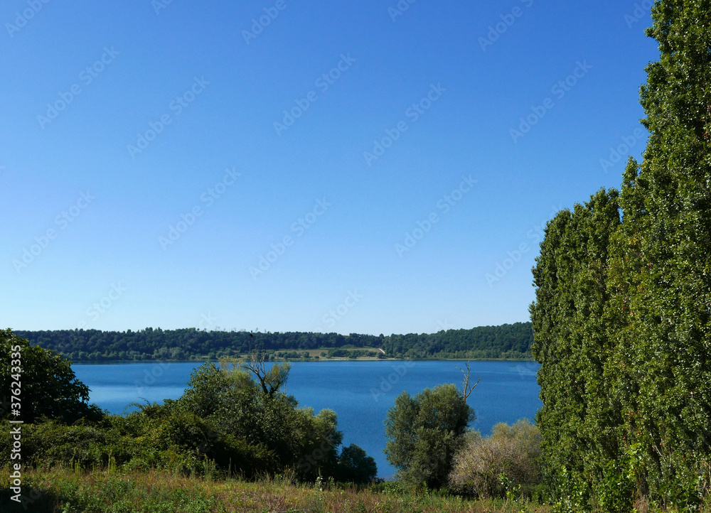 vista serena e idilliaca del lago di Martignano in Italia in una giornata limpida