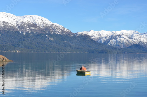 Un lago calmo deja reflejar la belleza que lo rodea. Bariloche Argentina. 