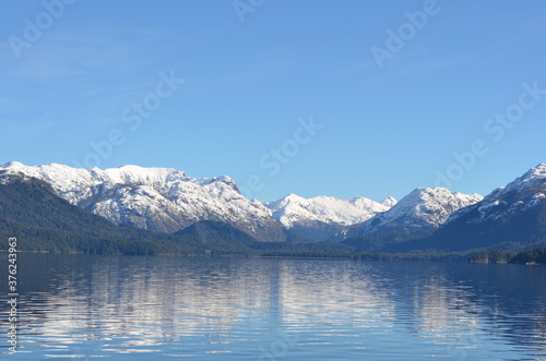 Fototapeta Naklejka Na Ścianę i Meble -  Reflejo de lago. Bariloche, Argentina.