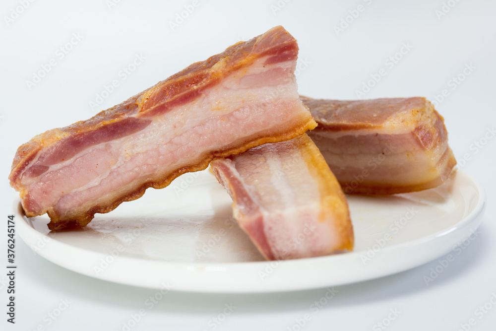 Tiras gruesas de bacon curado para freír en aceite y preparar torreznos Tiras gruesas de bacon curado para freír en aceite y preparar torreznos