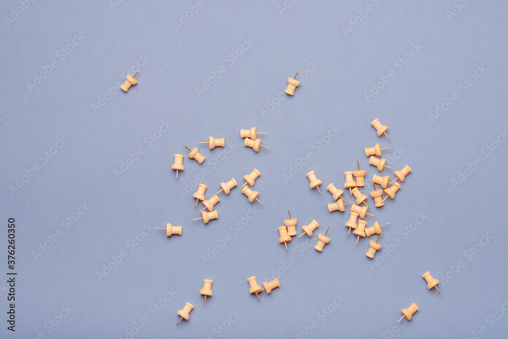 Obraz premium Push pins on background with on schema