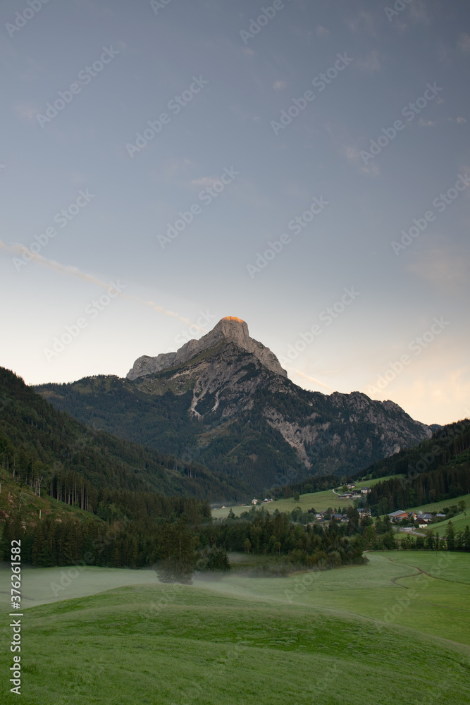 Fototapeta premium Der Admonter Reichenstein zum Sonnenaufgang