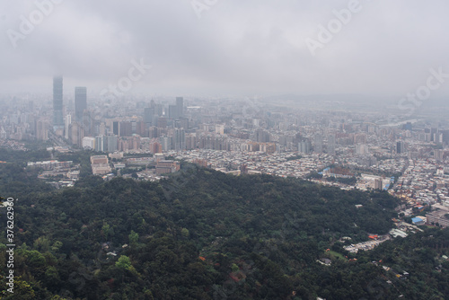 Fototapeta Naklejka Na Ścianę i Meble -  Taipei, Taiwan skyline viewed during the day from Elephant Mountain.