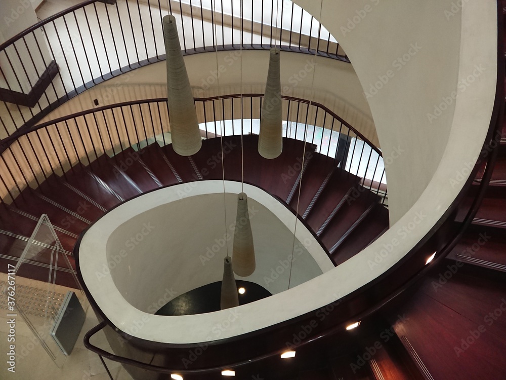Obraz premium A restored circular wooden concrete stairway