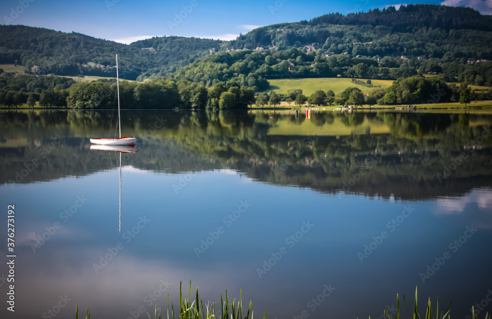 Obraz premium petit voilier sur le lac d'autun