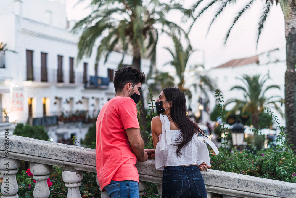 Pareja con mascarilla en calles de Vejer de la Frontera Pareja con mascarilla en calles de Vejer de la Frontera