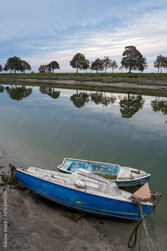 Obraz premium Petits bateaux de pêche à marée basse en Baie de Somme