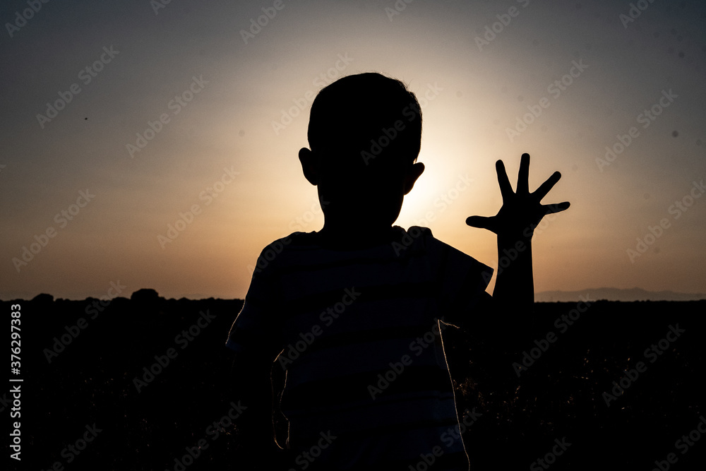 silueta de un niño al atardecer