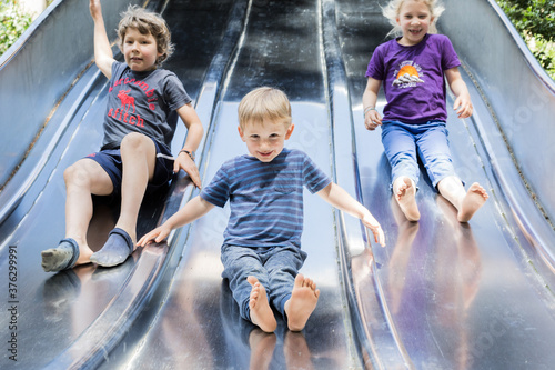 Canvas-taulu les enfants jouent sur le toboggan