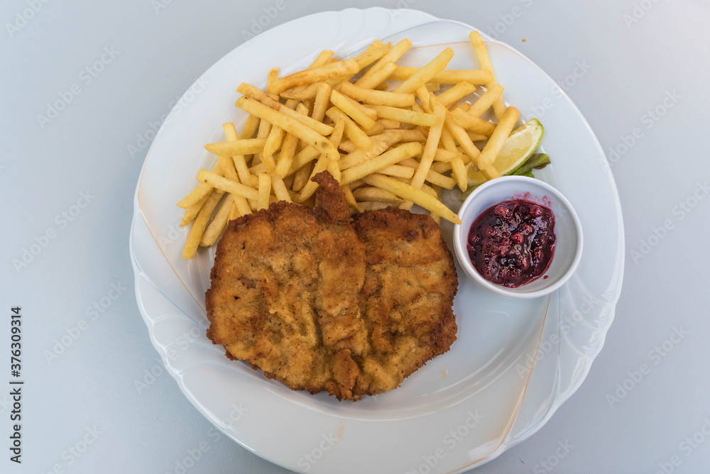Wiener Schnitzel mit Pommes Frites und Preiselbeeren Wiener Schnitzel mit Pommes Frites und Preiselbeeren