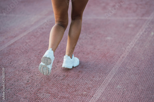 Chica corriendo en pista de atletismo © MiguelAngelJunquera